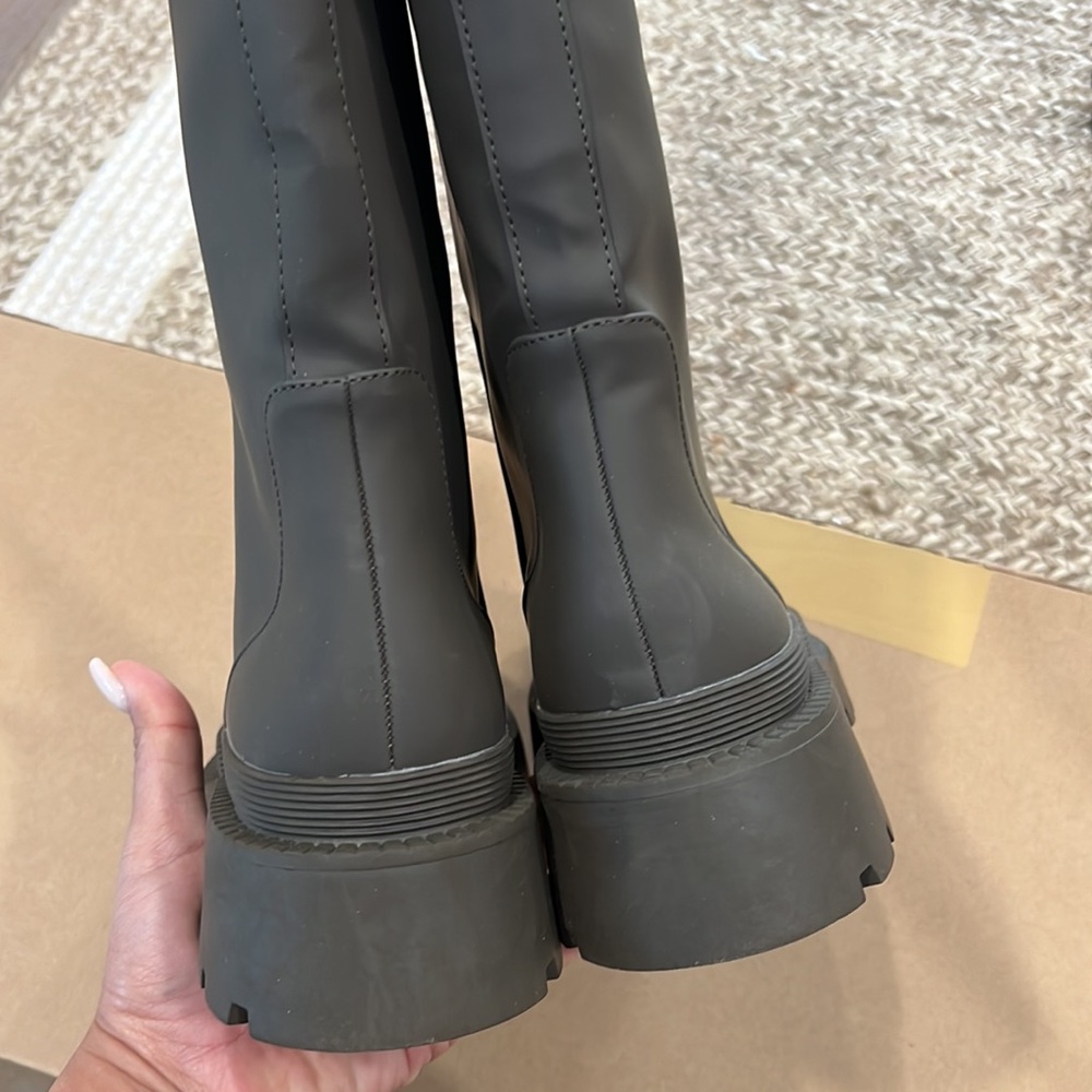 Zara bloggers fave khaki rubberized boots - Picture 10 of 16